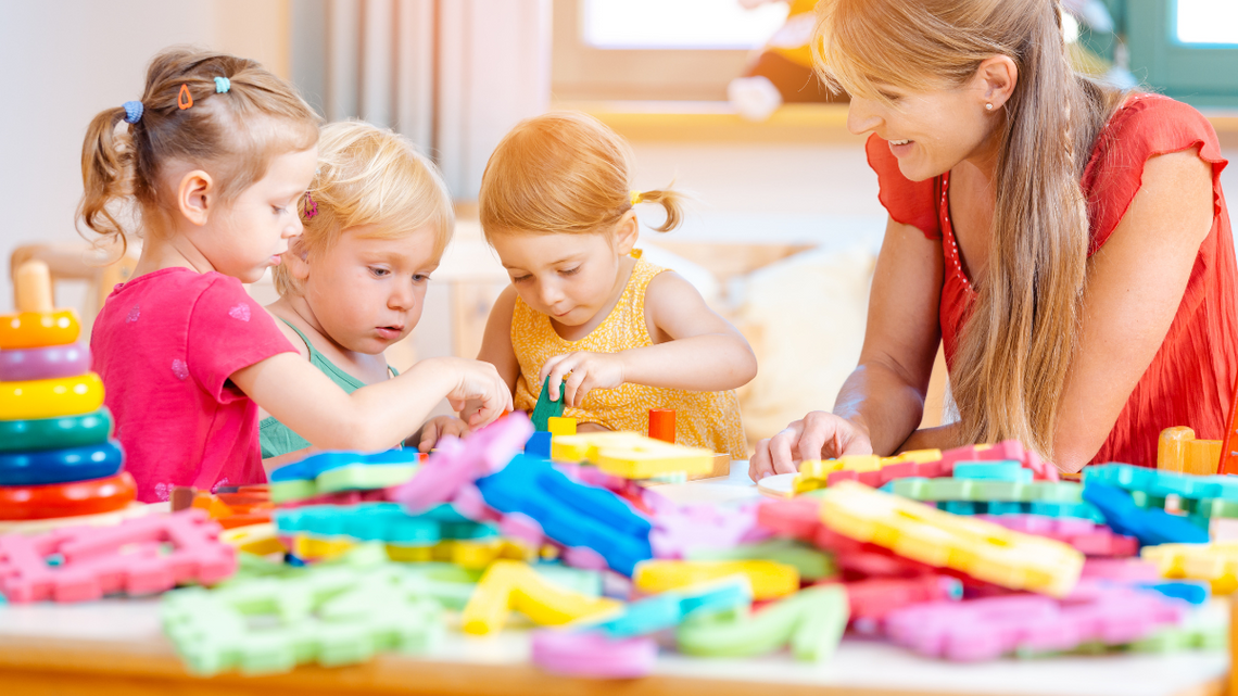 Dlaczego pieniądze nie trafiają do rodziców dzieci? Wiceministra bije się w piersi i przeprasza Dlaczego pieniądze nie trafiają do rodziców dzieci? Wiceministra bije się w piersi i przeprasza