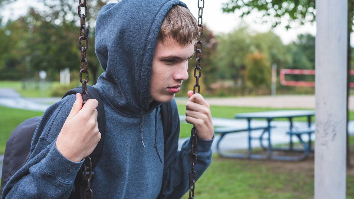 Młodzi oszuści kontra seniorzy. Brutalna prawda o oszustwach na wnuczka i milionowych stratach ofiar