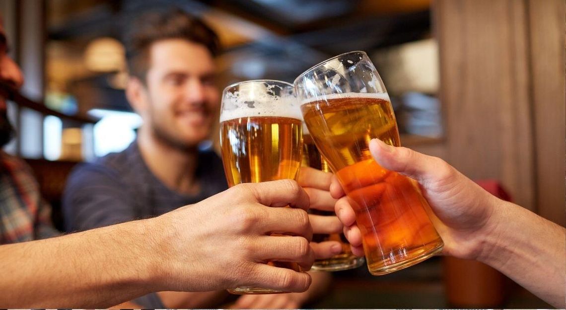 Trzy wersje zmiany dostępu do alkoholu. Pieniądze dla NFZ Trzy wersje zmiany dostępu do alkoholu. Pieniądze dla NFZ