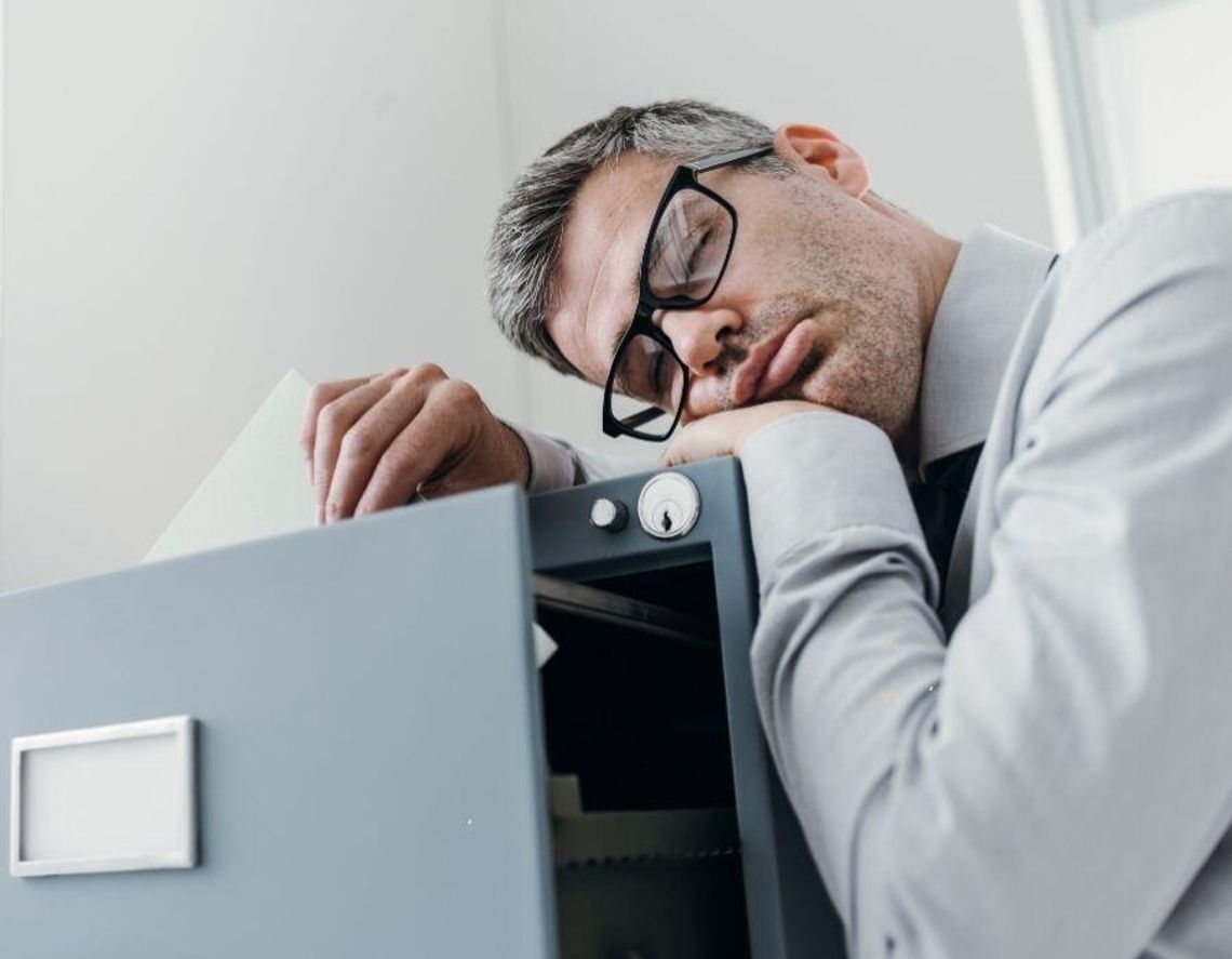 Plaga zwolnień lekarskich na alkohol | Kto najczęściej bierze L4 z powodu nadużycia?