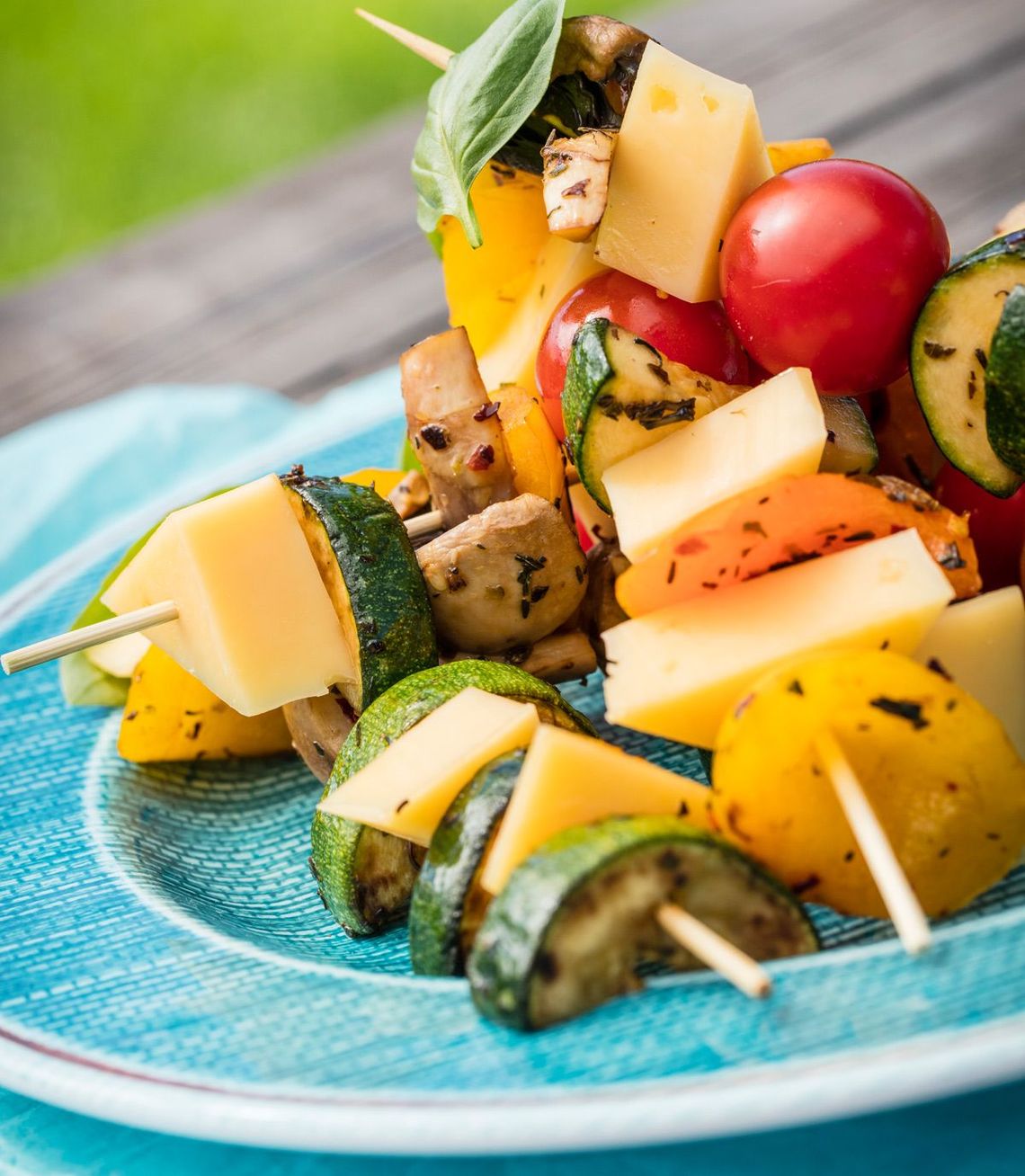 Alternatywa dla wegetarian - pomysł na warzywne szaszłyki z serem żółtym Alternatywa dla wegetarian - pomysł na warzywne szaszłyki z serem żółtym