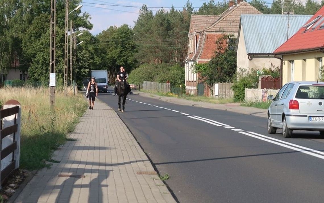 Amazonki konno przemierzają ulice