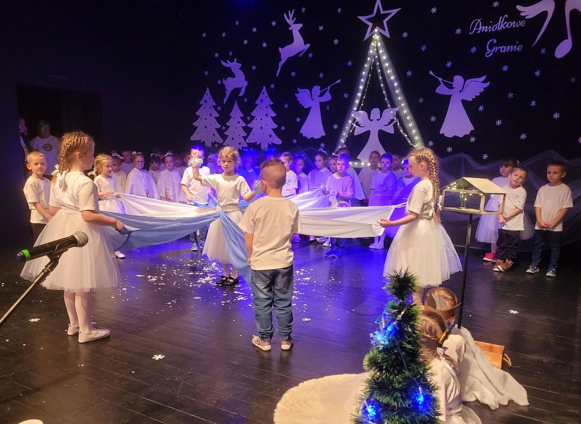 Anioły są wśród nas. Poruszający finał akcji „Aniołkowe Granie” w Gryfinie Anioły są wśród nas. Poruszający finał akcji „Aniołkowe Granie” w Gryfinie