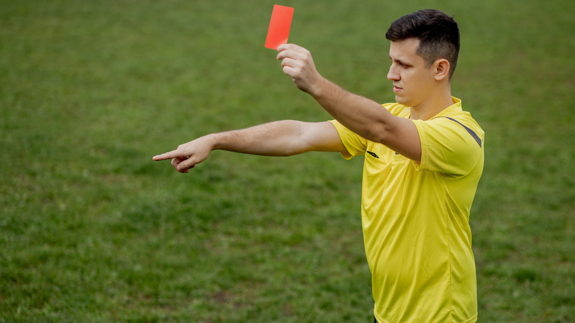 Atak na sędziego piłkarskiego jak na policjanta. Kary będą surowe