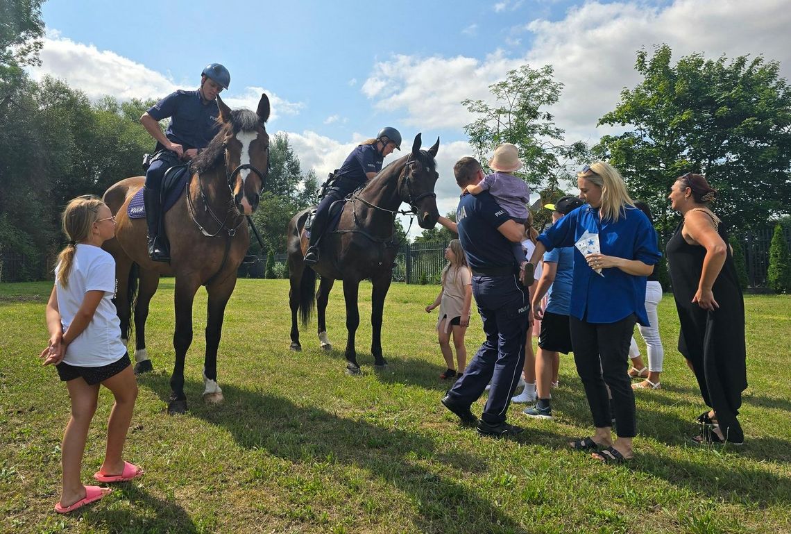 Atrakcje przygotowali policjanci Warto przyjść z dziećmi Atrakcje przygotowali policjanci Warto przyjść z dziećmi