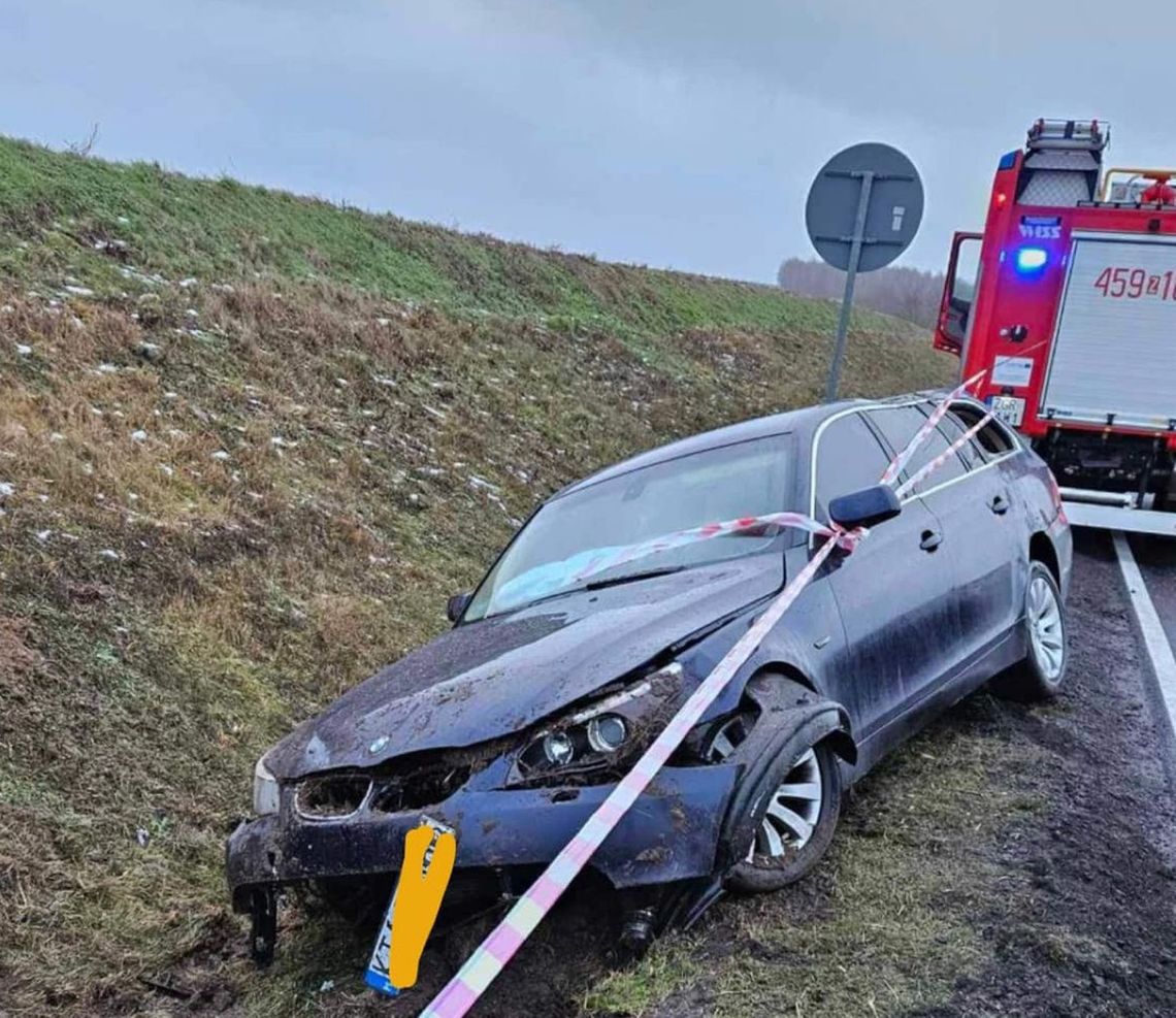 Auto dachowało. Kierowca uciekł z miejsca kolizji