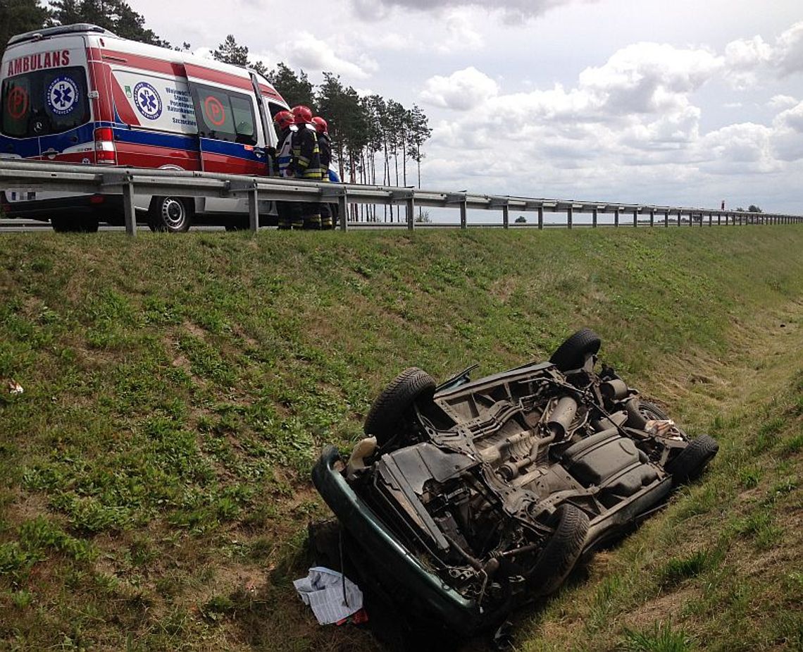Auto dachowało. Po rannego przyleciał śmigłowiec Auto dachowało. Po rannego przyleciał śmigłowiec