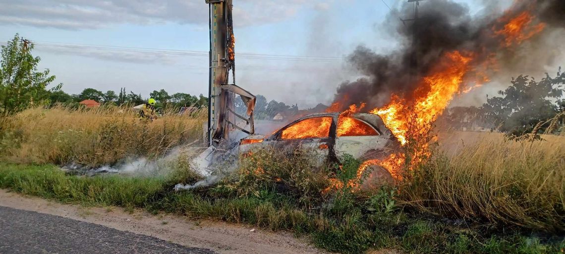 Auto osobowe uderzyło w słup energetyczny i stanęło w płomieniach