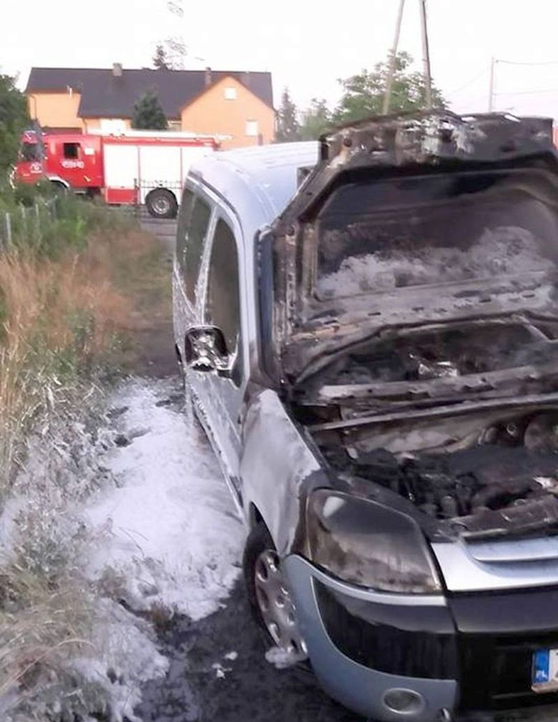 Auto stanęło w płomieniach