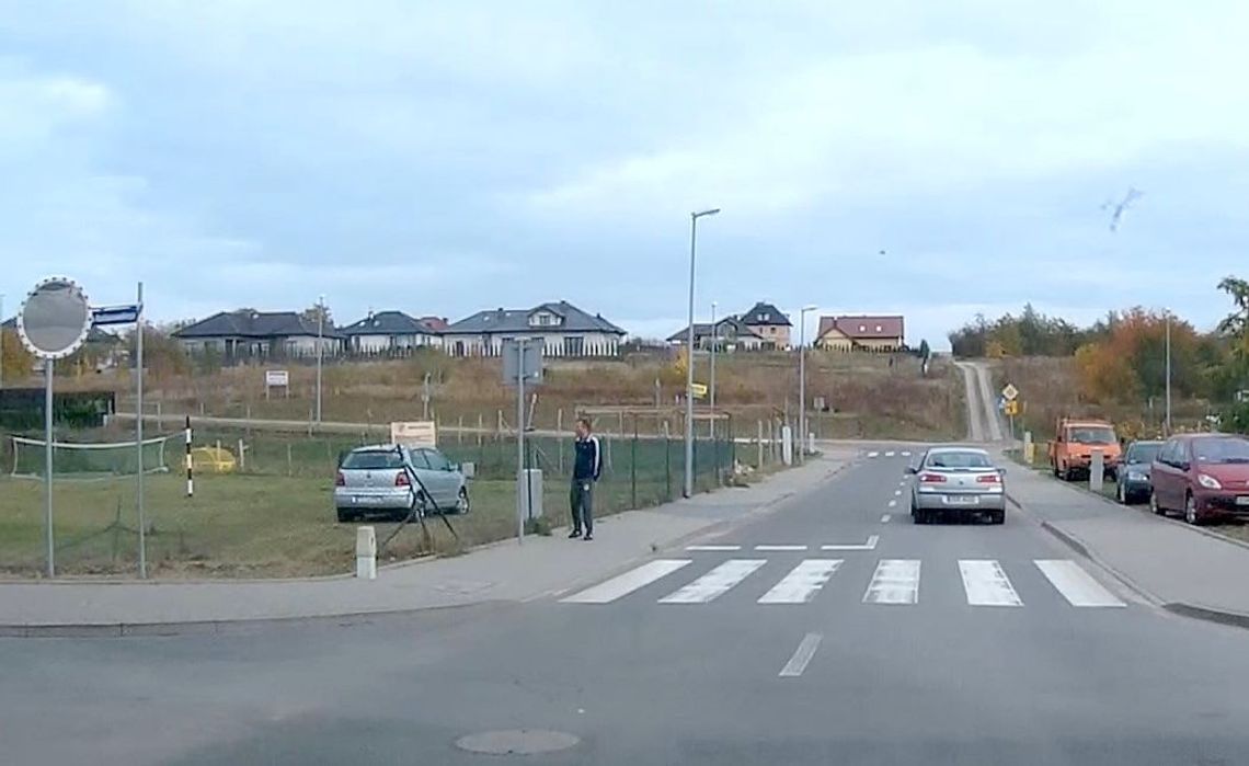 Auto staranowało ogrodzenie. Kolizja na skrzyżowaniu ulic Reymonta i Fredry Auto staranowało ogrodzenie. Kolizja na skrzyżowaniu ulic Reymonta i Fredry