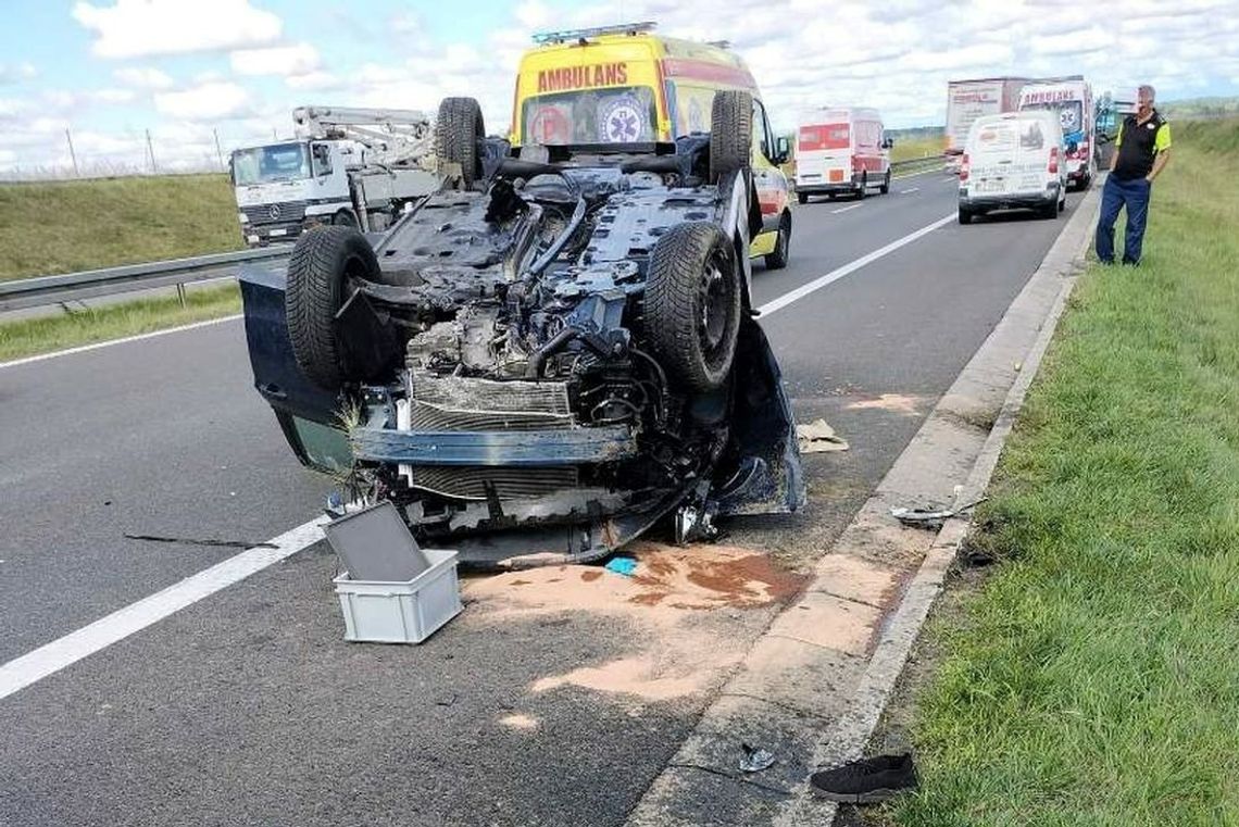 Auto uderzyło w barierki i dachowało
