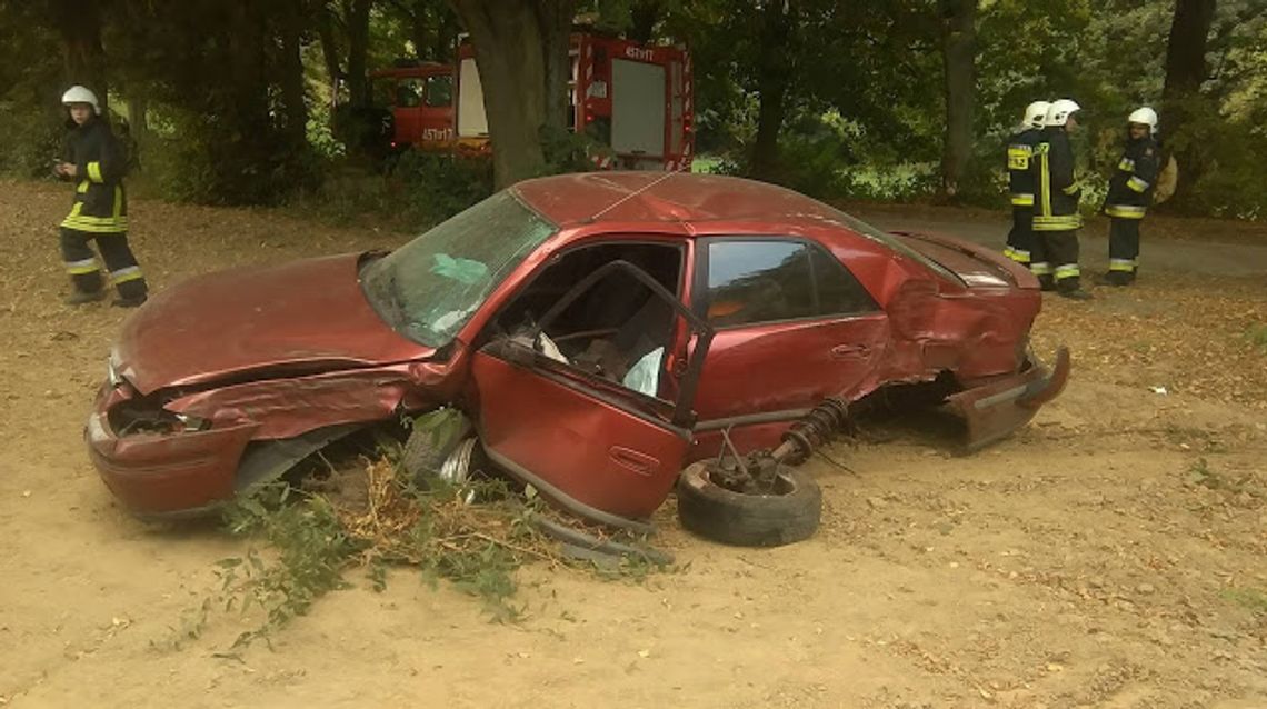 Auto uderzyło w drzewo Auto uderzyło w drzewo