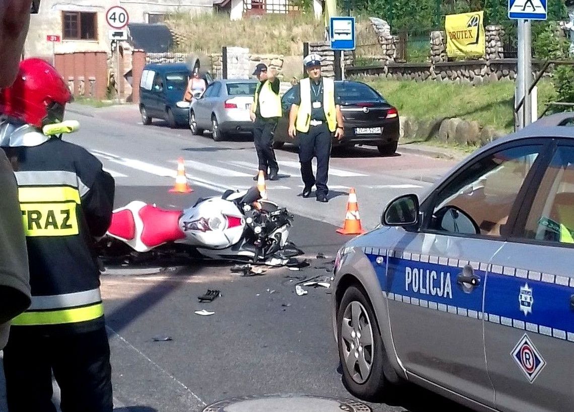 Auto wjeżdżało w podporządkowaną, a motocyklista jechał główną drogą – mówią świadkowie [foto]