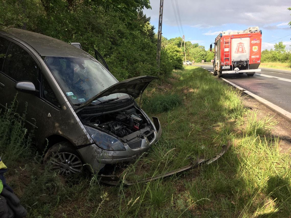 Auto wpadło do rowu. Dwie osoby poszkodowane Auto wpadło do rowu. Dwie osoby poszkodowane