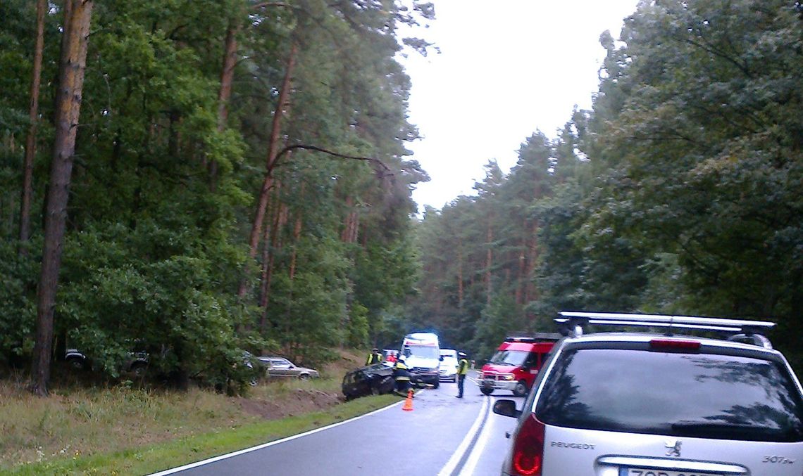 Auto wpadło w poślizg i dachowało