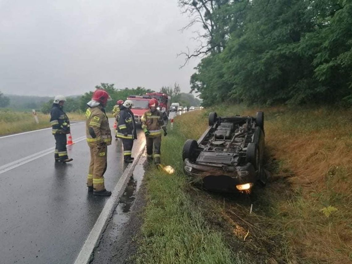 Auto wypadło z drogi i dachowało [FOTO]