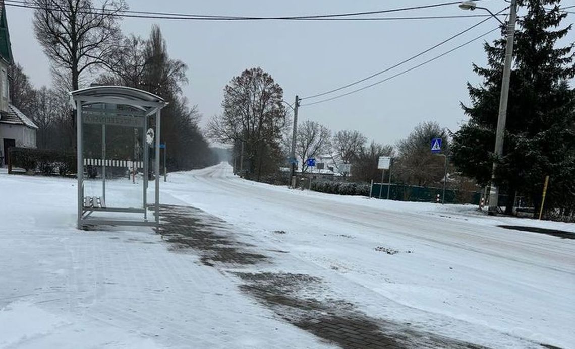 Autobus szkolny ślizga się na nieodśnieżonej drodze [list]