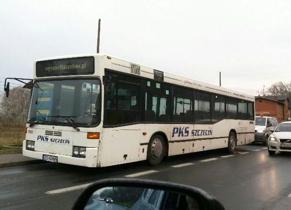 Autobus zawiesił się na przejeździe Autobus zawiesił się na przejeździe