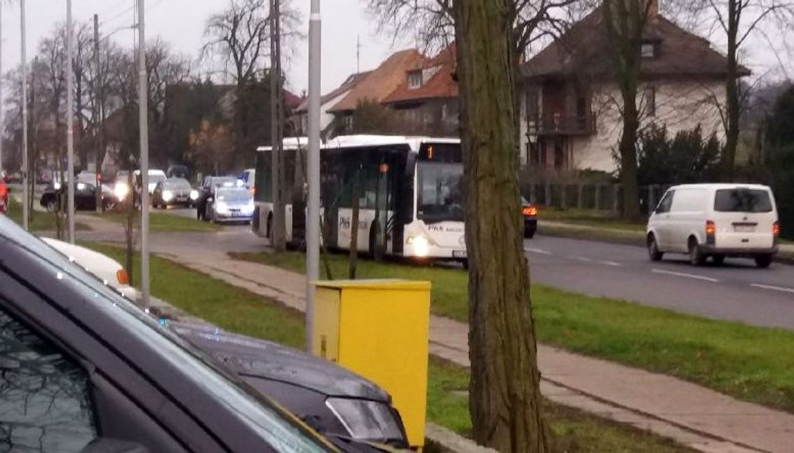 Autobus zderzył się z osobówką