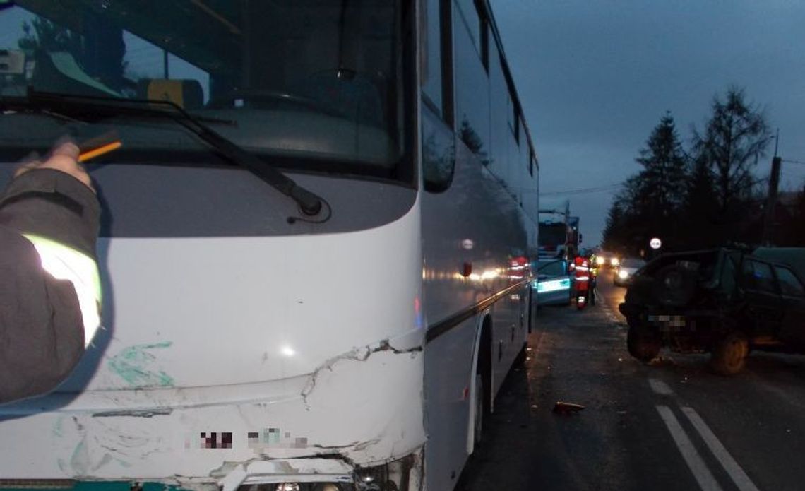 Autobus zderzył się z samochodem osobowym Autobus zderzył się z samochodem osobowym