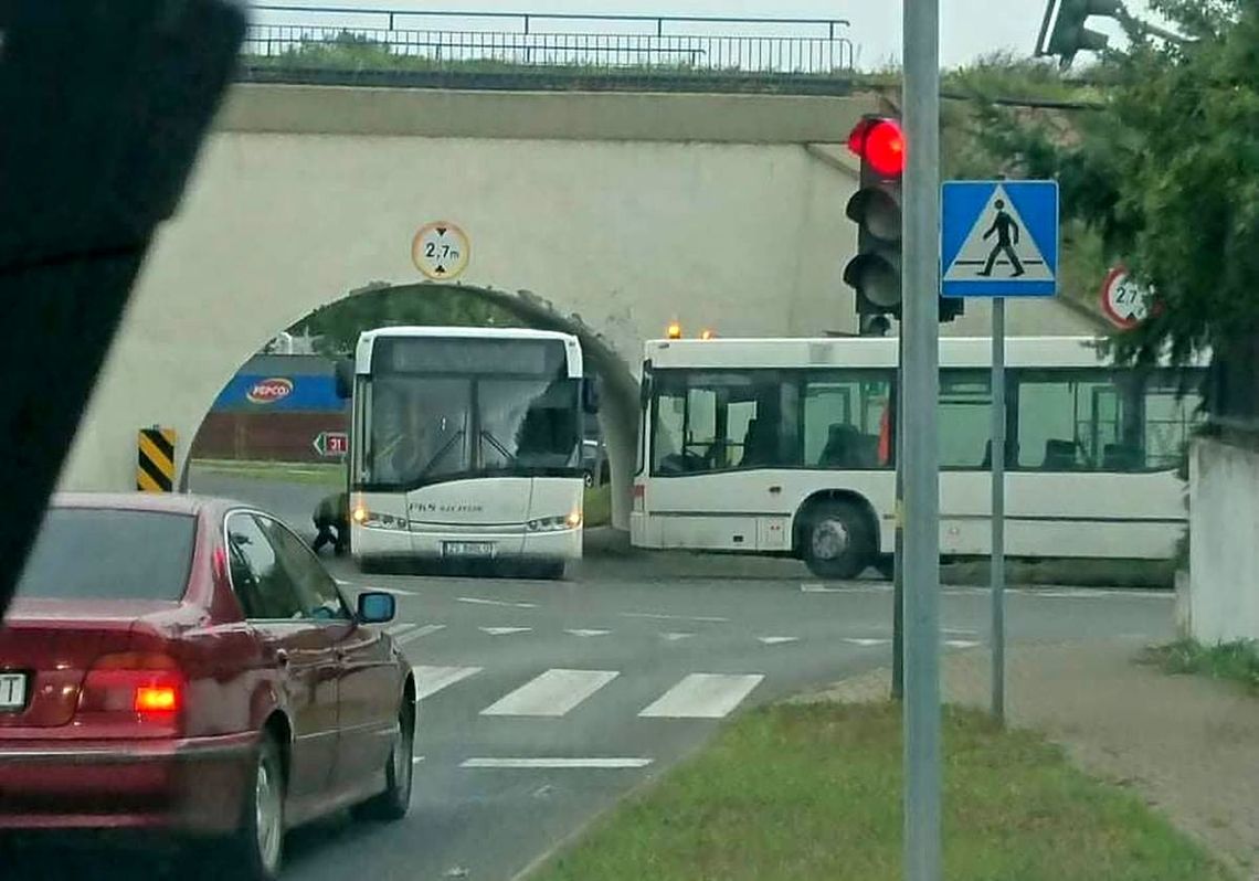 Autobus zepsuł się pod wiaduktem Autobus zepsuł się pod wiaduktem