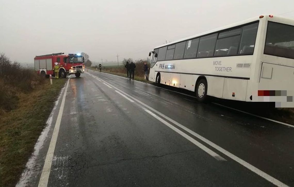 Autobusem wjechał do rowu