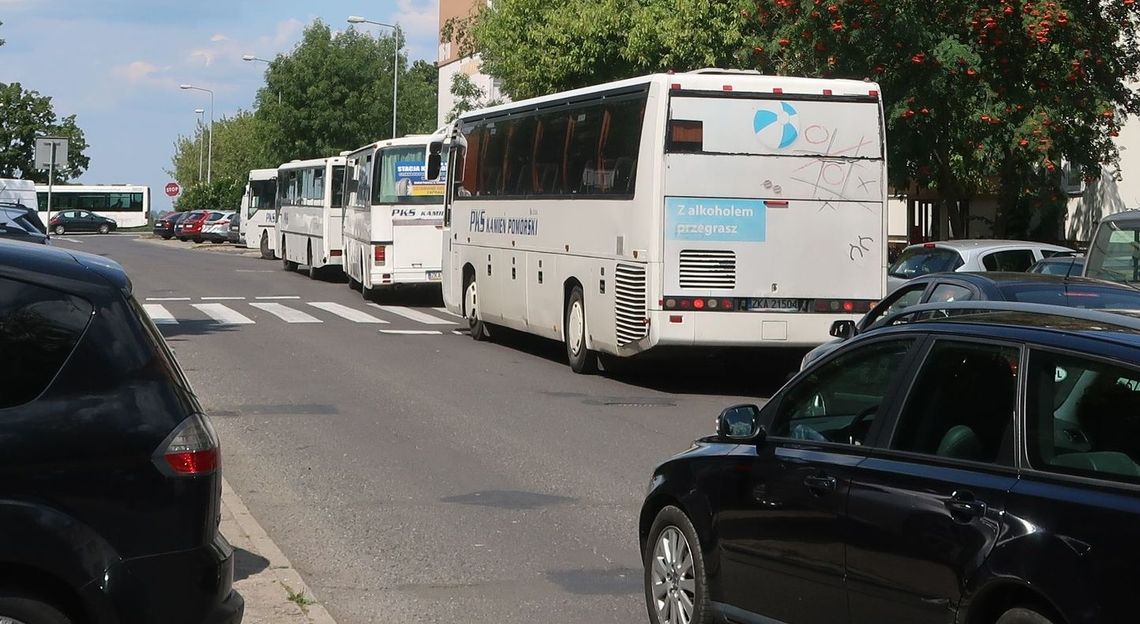 Autobusy z Zalando podjeżdżają "stadami" i blokują ulice