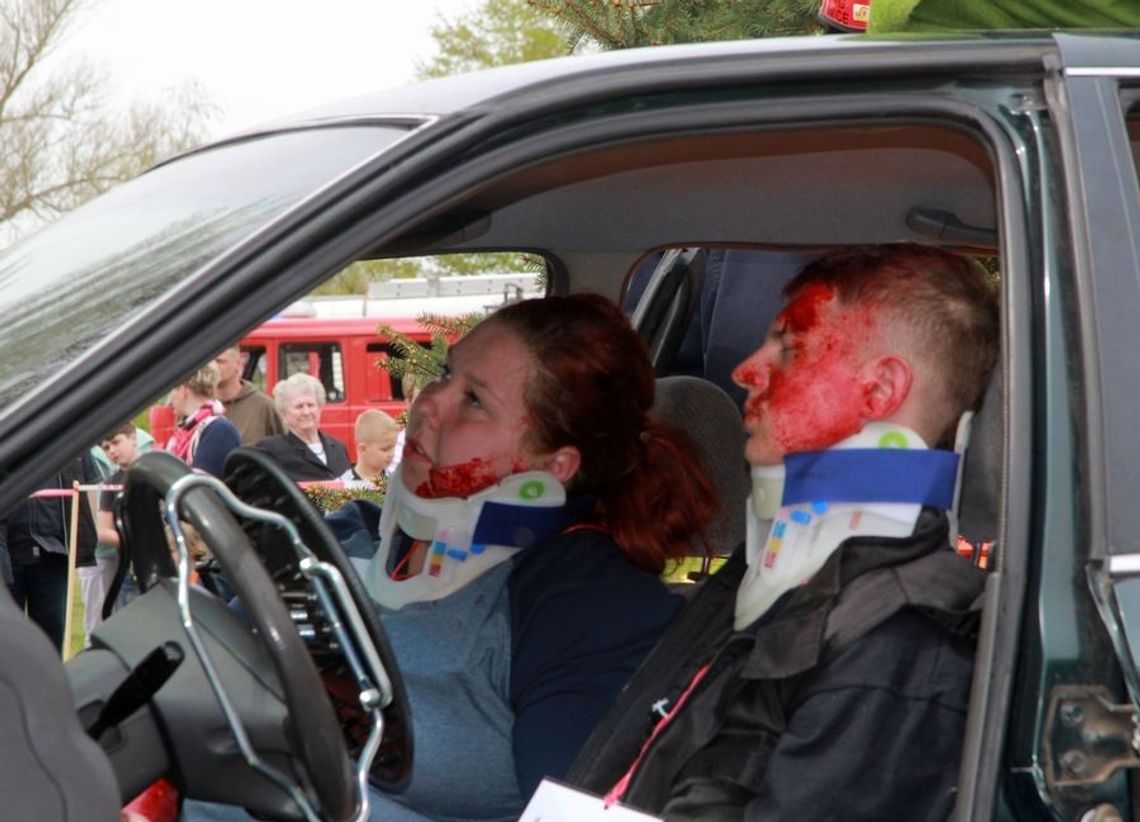 Autokar wpadł na drzewo i dwa samochody