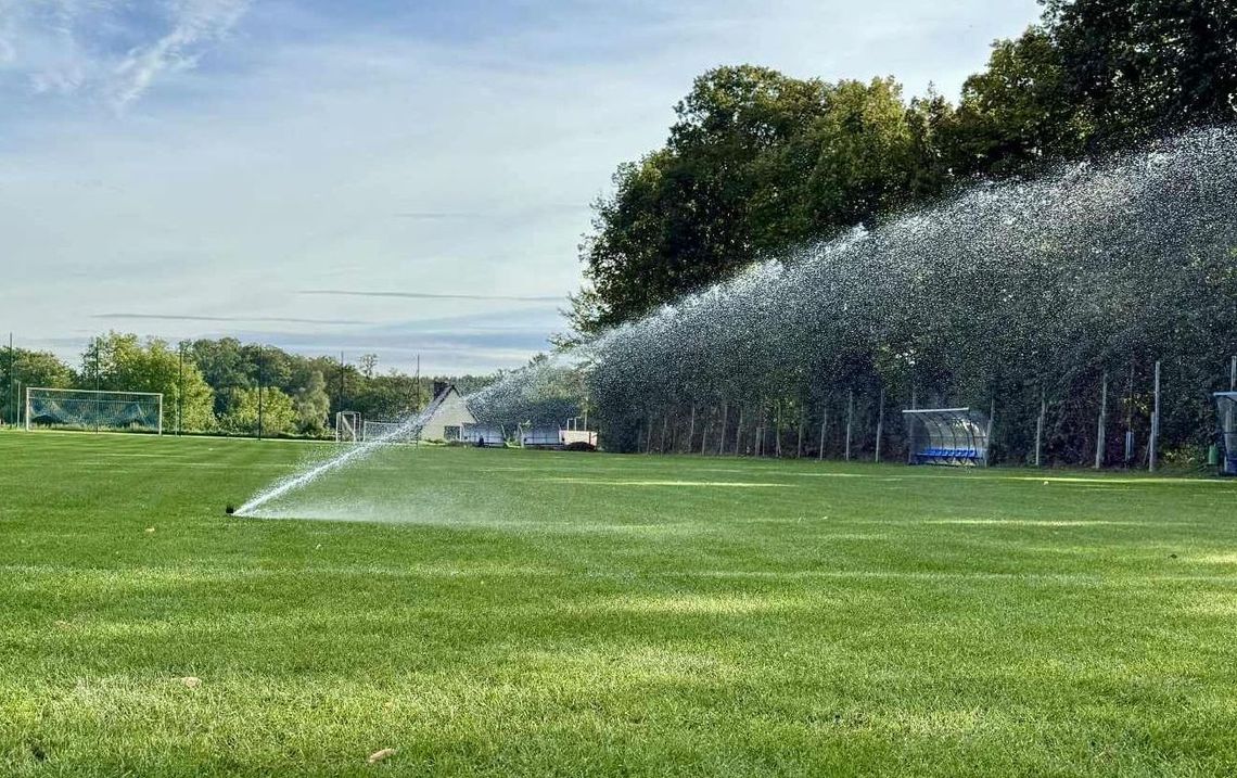 Automatyczne nawadnianie boiska i nowe szatnie. Piłkarze cieszą się ze zmian