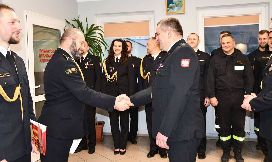 Awanse i nagrody. Strażacy wyróżnieni za wyróżniającą służbę Awanse i nagrody. Strażacy wyróżnieni za wyróżniającą służbę