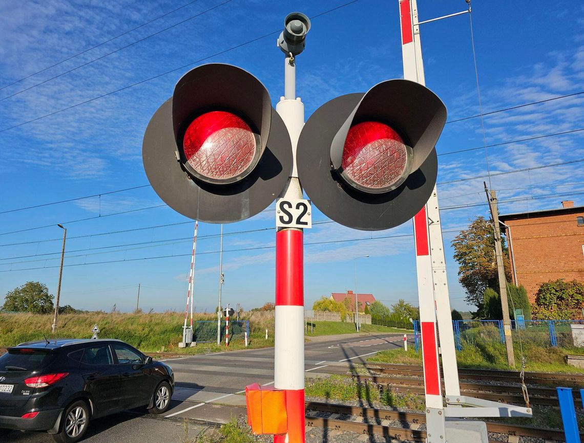Awaria na przejeździe kolejowym w powiecie gryfińskim. Czerwone światło zdezorientowało kierowców Awaria na przejeździe kolejowym w powiecie gryfińskim. Czerwone światło zdezorientowało kierowców