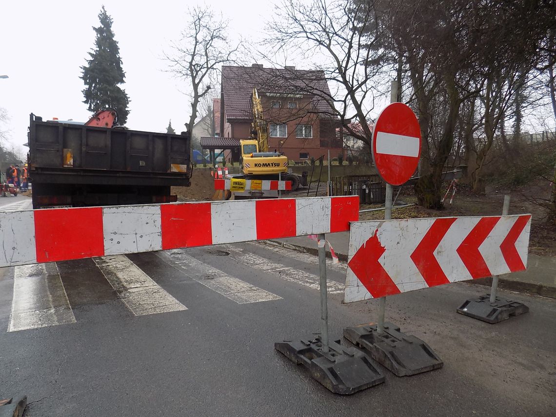 Awaria sieci. Ulicę zamknięto do czasu wylania asfaltu Awaria sieci. Ulicę zamknięto do czasu wylania asfaltu