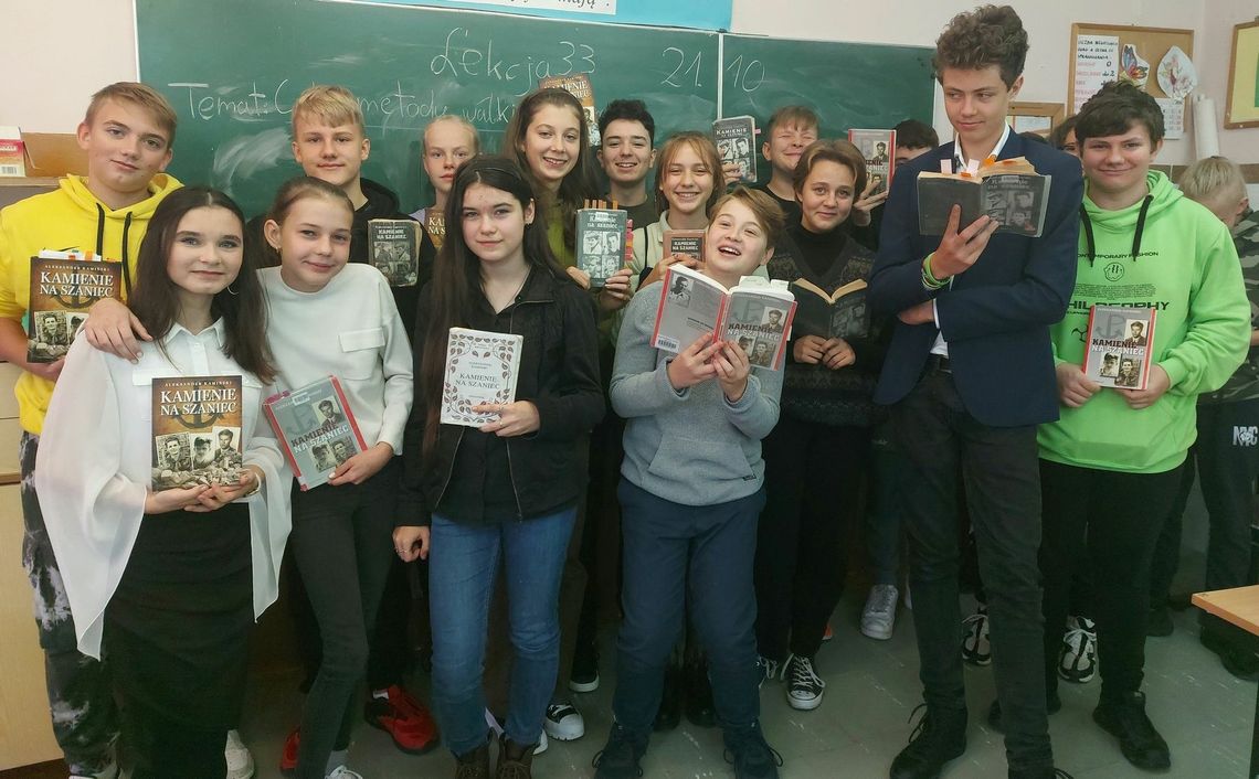 Aż 825 osób biło w Trójce rekord w czytaniu pod hasłem "Przerwa na czytanie"