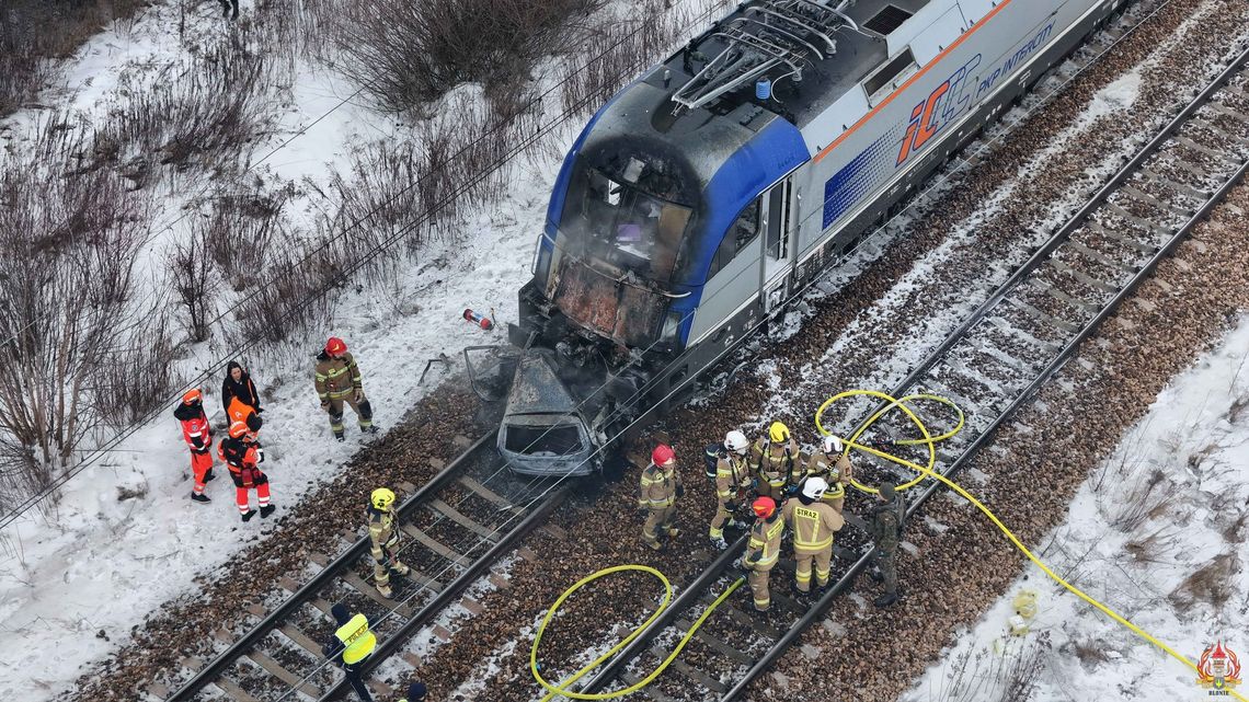 Pociągi jeden po drugim wpadły na auto. Ewakuacja kilkuset osób