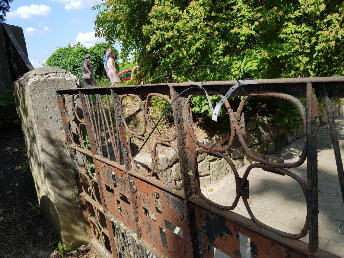 Bałagan wokół cmentarza komunalnego i zaniedbany Cmentarz Żołnierzy Radzieckich Bałagan wokół cmentarza komunalnego i zaniedbany Cmentarz Żołnierzy Radzieckich