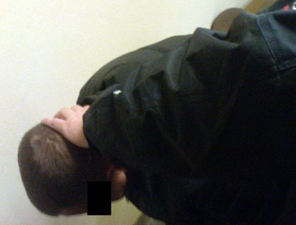 Balkonowy złodziej włamywał się na oczach przechodniów Balkonowy złodziej włamywał się na oczach przechodniów