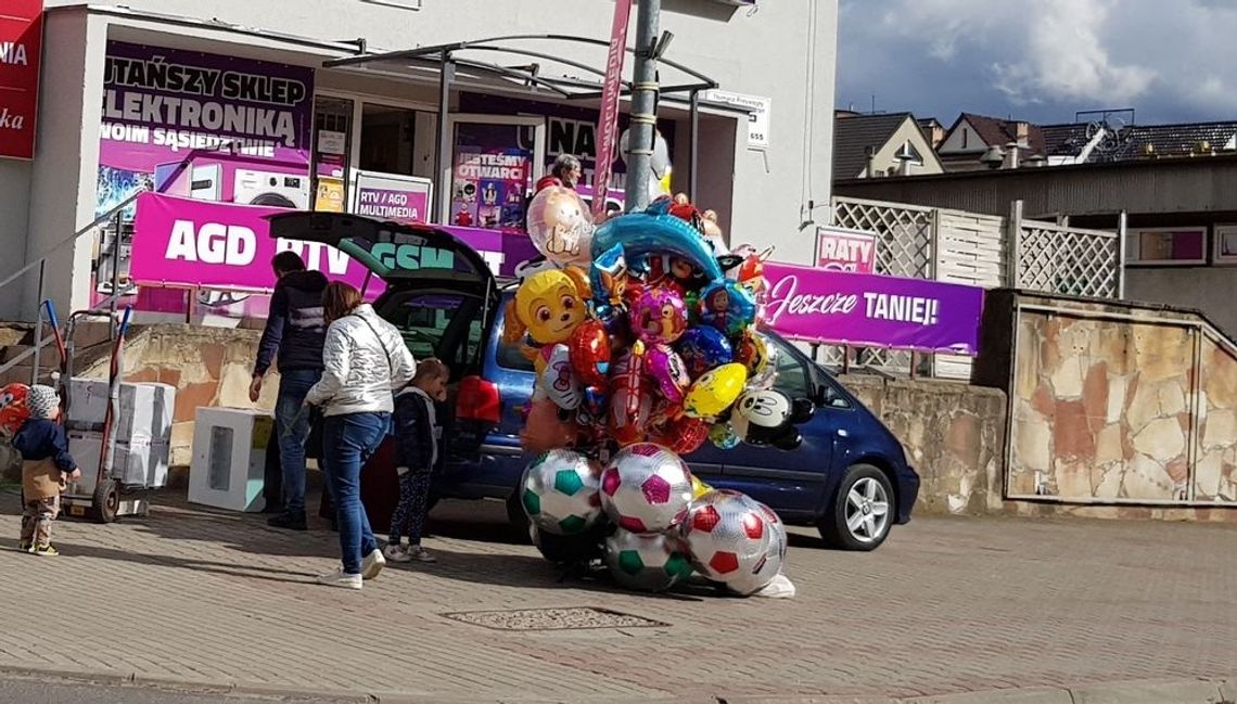 Balony pełne nadziei sprzedawane prosto z chodnika Balony pełne nadziei sprzedawane prosto z chodnika