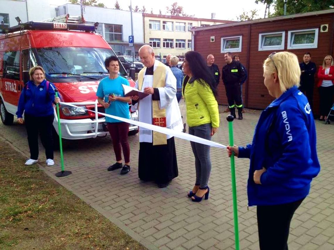 Bardzo uroczyste otwarcie placu zabaw. Z poświęceniem…