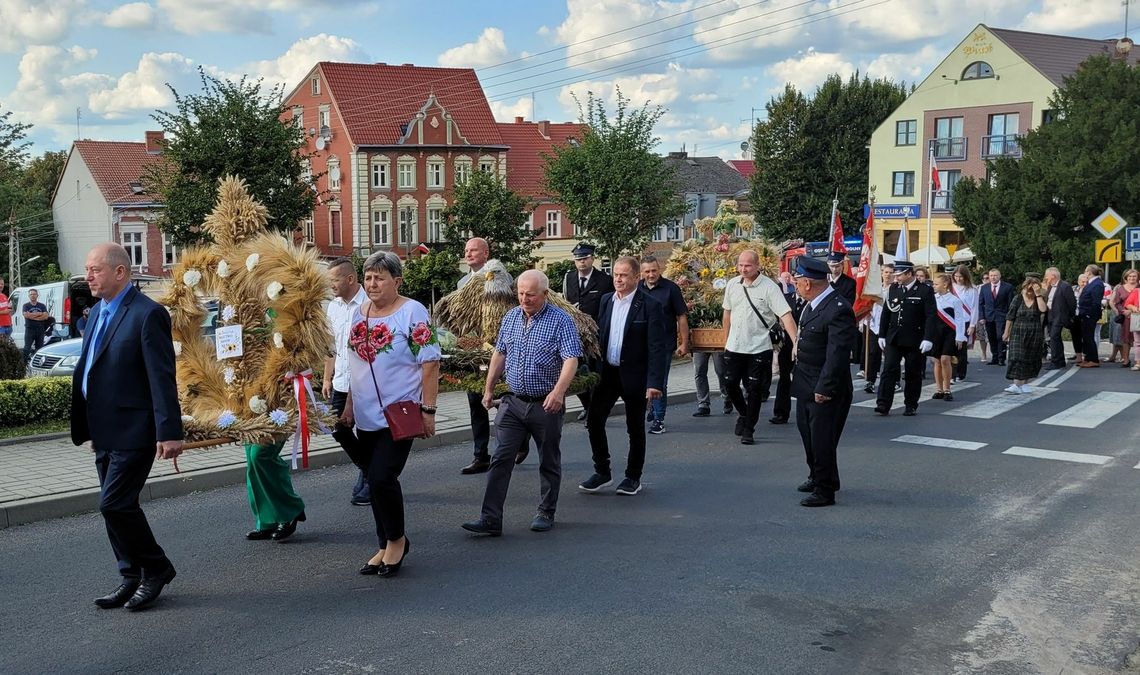 Barwny korowód dożynkowy przeszedł ulicami miasta [FOTO, WIDEO]