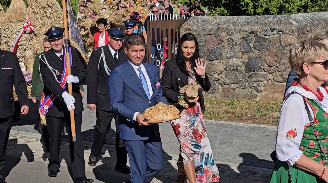 Barwny korowód dożynkowy przeszedł z kościoła na plac [WIDEO, FOTO]