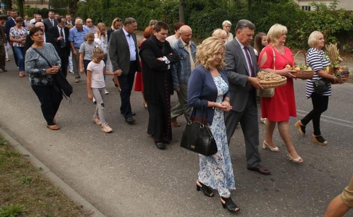 Barwny korowód przeszedł na plac dożynkowy [FILM]