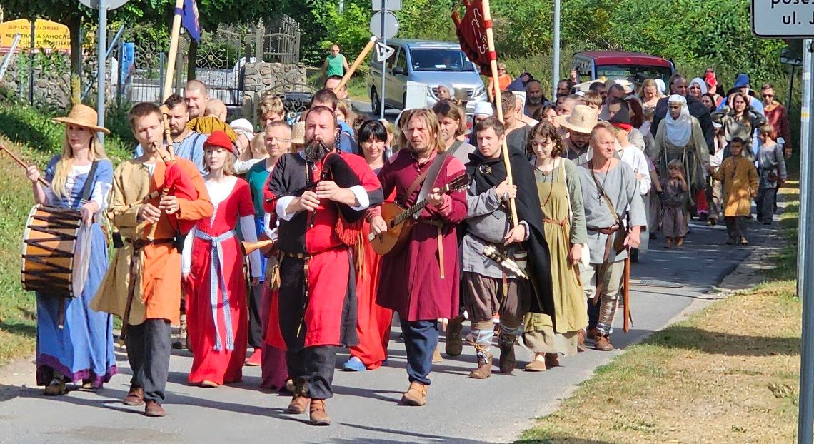 Barwny pochód zapowiada niezwykłe atrakcje. Inscenizacja i wystawy czekają [FILM]