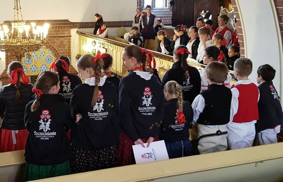 Będą biesiadowali i śpiewali. Przyłącz się i nuć razem z nami! Będą biesiadowali i śpiewali. Przyłącz się i nuć razem z nami!