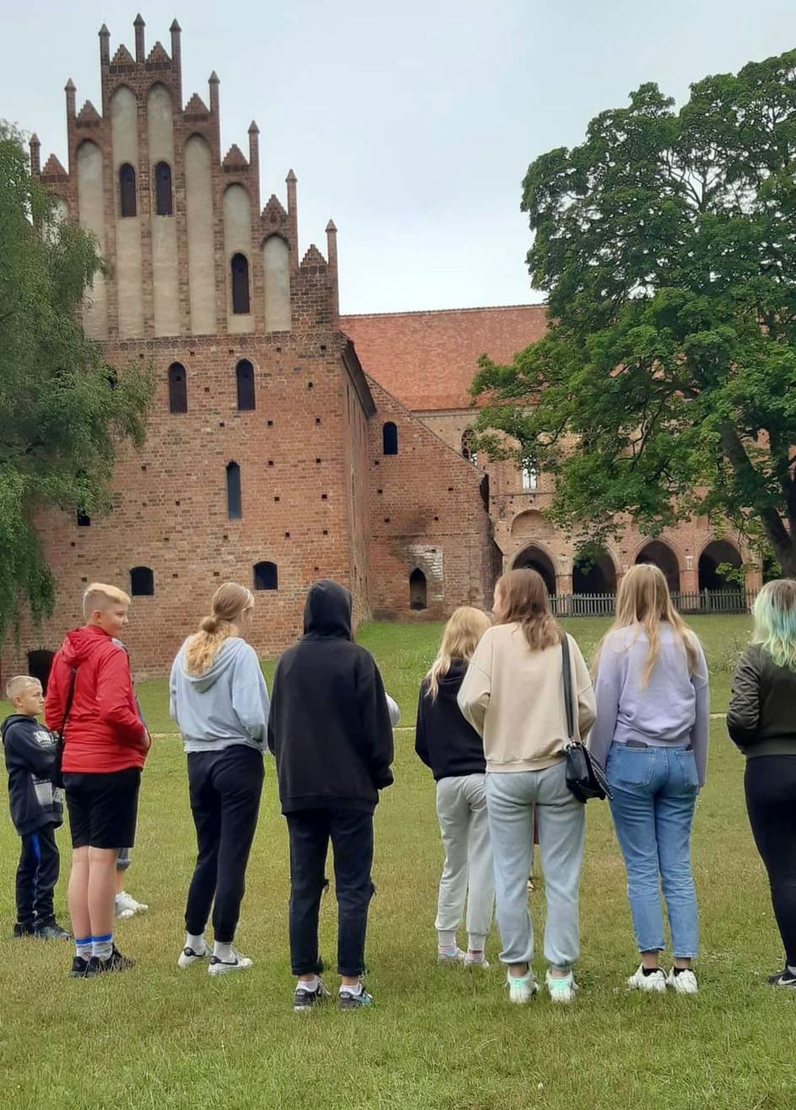 Będą się integrować poprzez wspólne zwiedzanie i zabawę Będą się integrować poprzez wspólne zwiedzanie i zabawę