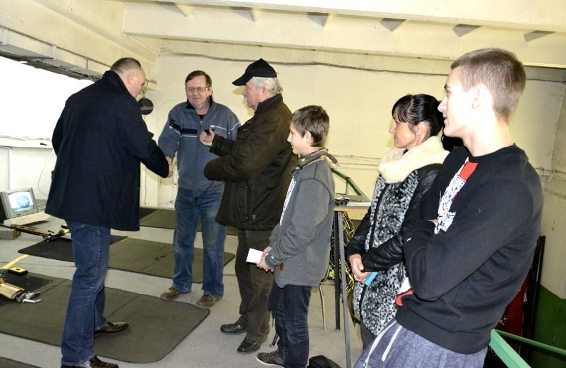 Będą strzelać z pistoletu karabinka sportowego i strzelby gładkolufowej do celu Będą strzelać z pistoletu karabinka sportowego i strzelby gładkolufowej do celu