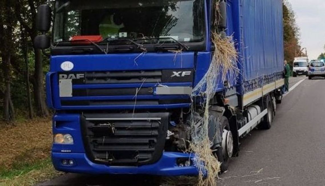 Bele słomy spadły na kierowcę. Rannego odwieziono do szpitala Bele słomy spadły na kierowcę. Rannego odwieziono do szpitala