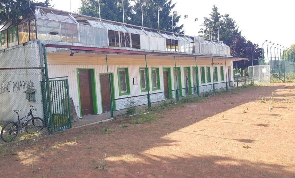 Betonowe obietnice i puste portfele. Kto naprawdę zapłacił za demontaż trybun na kortach w Gryfinie