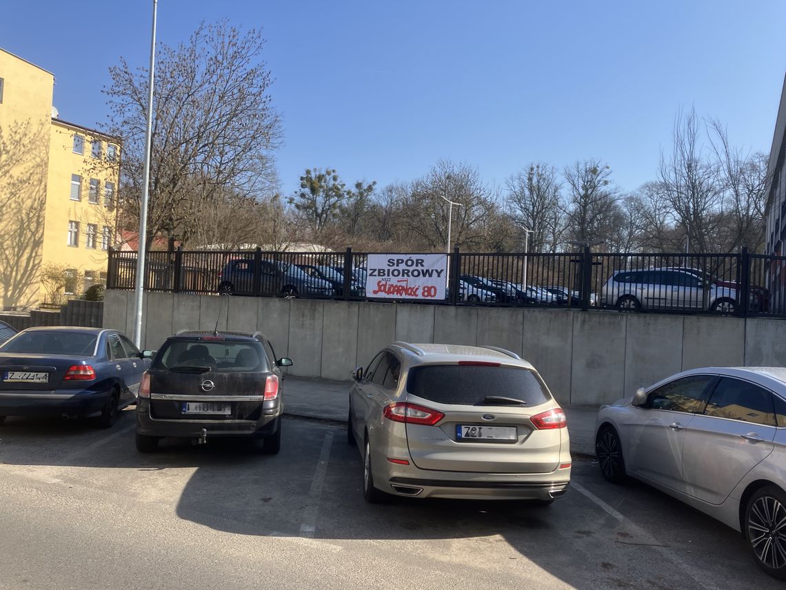 Biały transparent i wielka niewiadoma. O co toczy się spór pod halą w Gryfinie? Biały transparent i wielka niewiadoma. O co toczy się spór pod halą w Gryfinie?