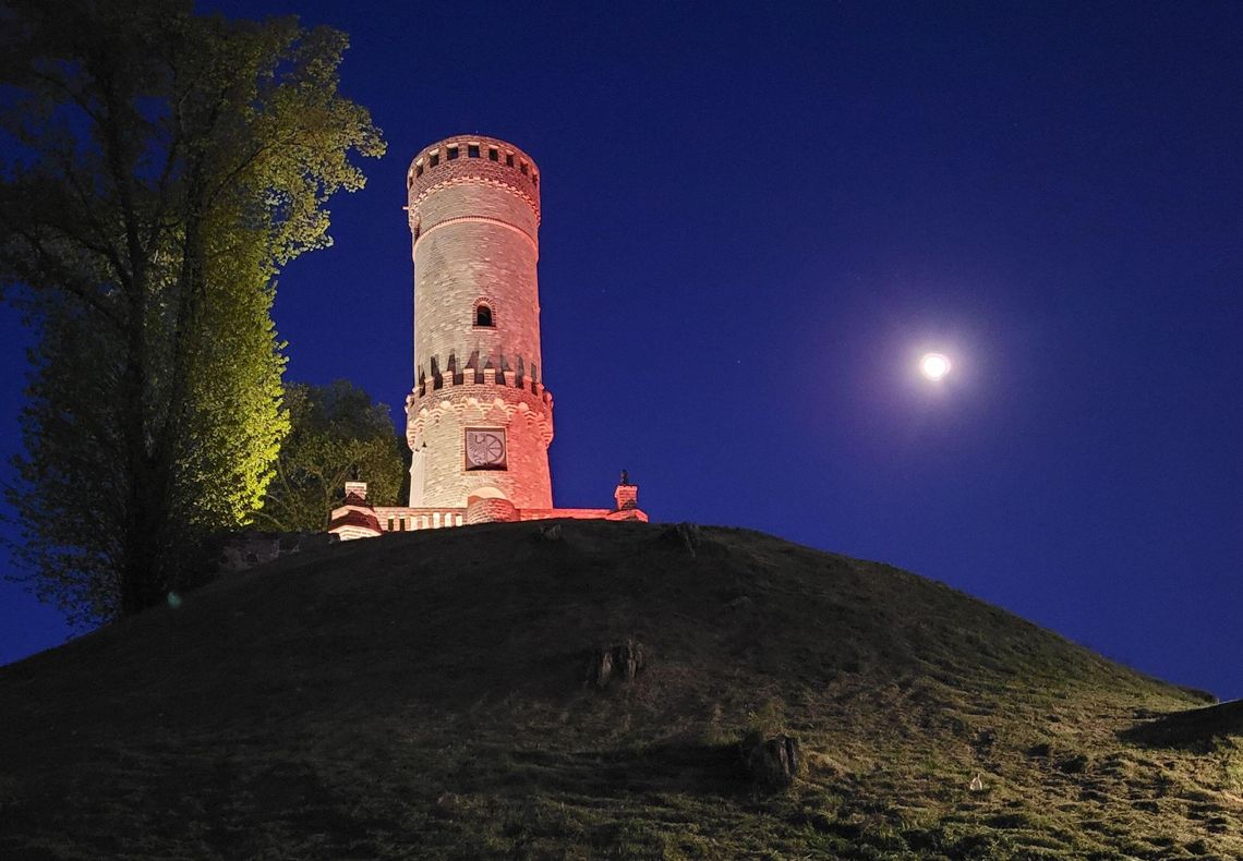 Biało-czerwony blask nad Cedynią. Wieża widokowa gotowa na majówkę!