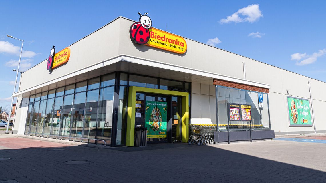 Szokujacy system kaucyjny w Biedronce. Zaskakująca decyzja sieci zamiast drogich butelkomatów Szokujacy system kaucyjny w Biedronce. Zaskakująca decyzja sieci zamiast drogich butelkomatów